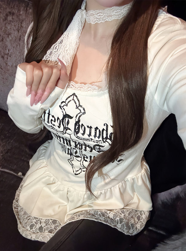 レースタイ付きロゴプリントレースドッキングアシンメトリートップス