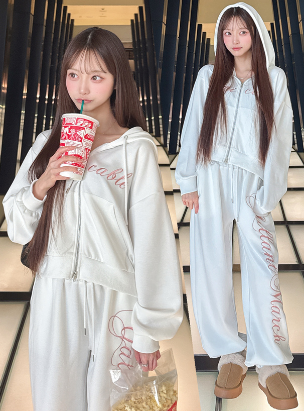 配色ロゴ刺繍パーカー×ジョガーパンツセットアップ