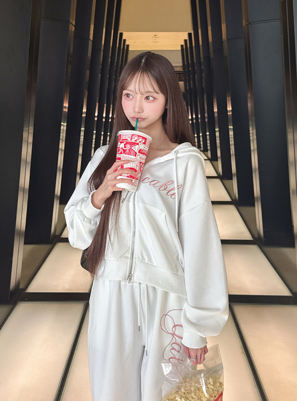 配色ロゴ刺繍パーカー×ジョガーパンツセットアップ