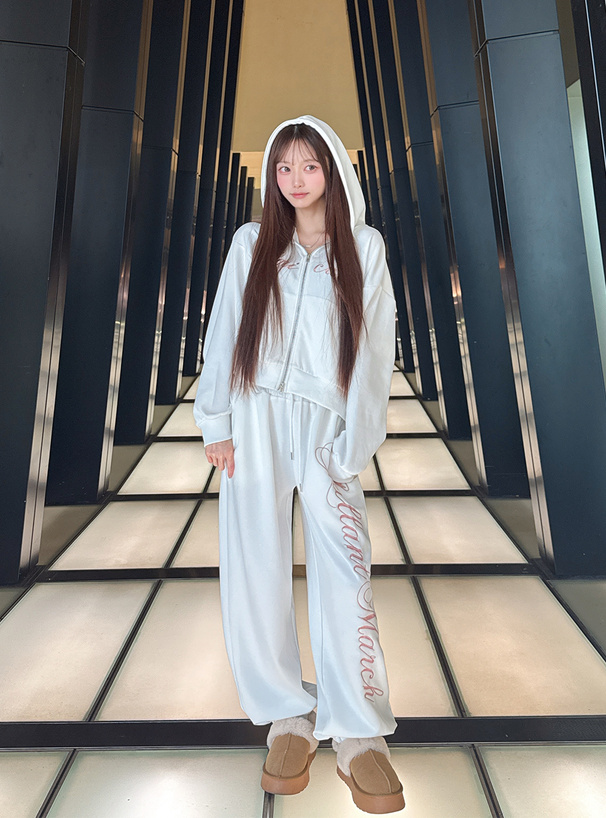 配色ロゴ刺繍パーカー×ジョガーパンツセットアップ