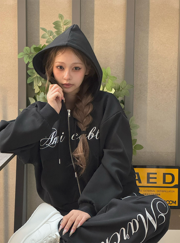 配色ロゴ刺繍パーカー×ジョガーパンツセットアップ