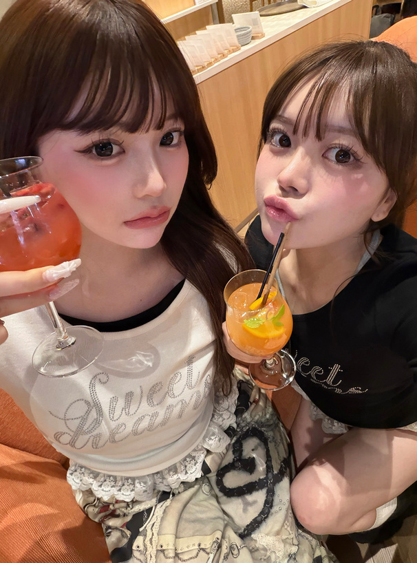 レイヤード風ラインストーンロゴレースフリルトップス