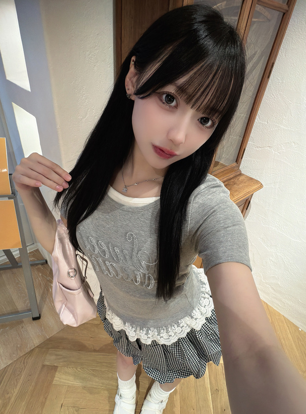 レイヤード風ラインストーンロゴレースフリルトップス