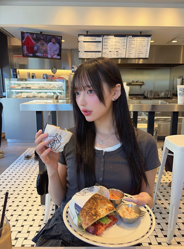 レイヤード風ヘンリーネックラメリブトップス