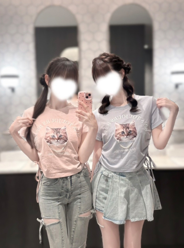 チャーム付きキャットプリントサイドドロストトップス