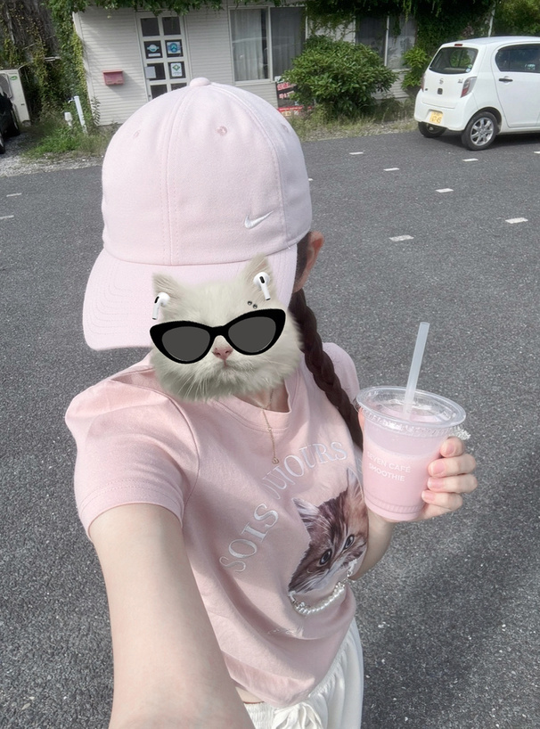 チャーム付きキャットプリントサイドドロストトップス
