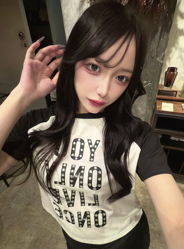 配色ラグランロゴプリントラインストーンTシャツ