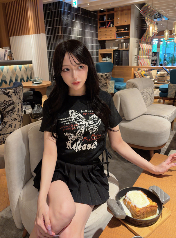 バタフライプリントサイドドロストリブトップス