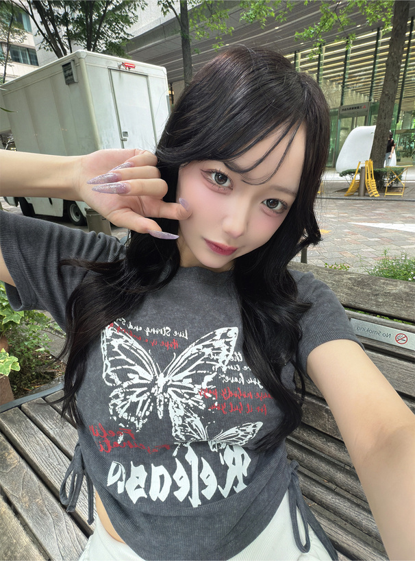 バタフライプリントサイドドロストリブトップス