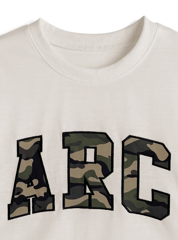 カモフラージュ柄ロゴ刺繍Tシャツ