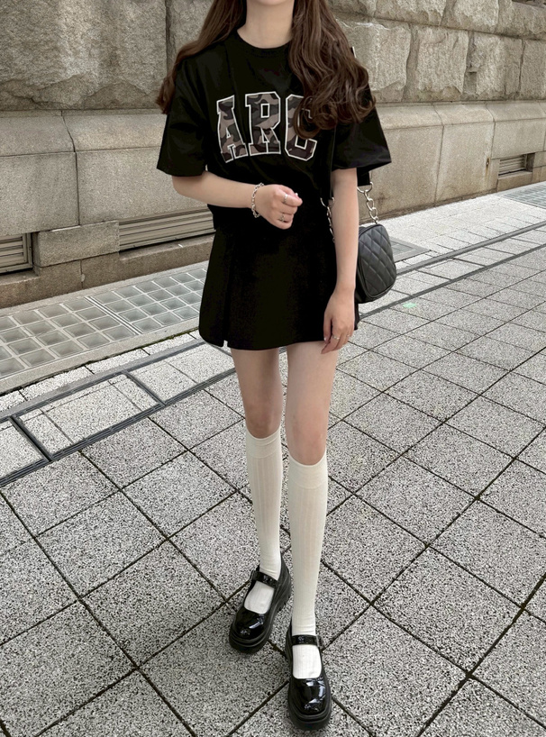 カモフラージュ柄ロゴ刺繍Tシャツ