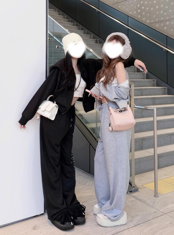 ラインストーンロゴパーカー×ワイドパンツラメスウェットセットアップ