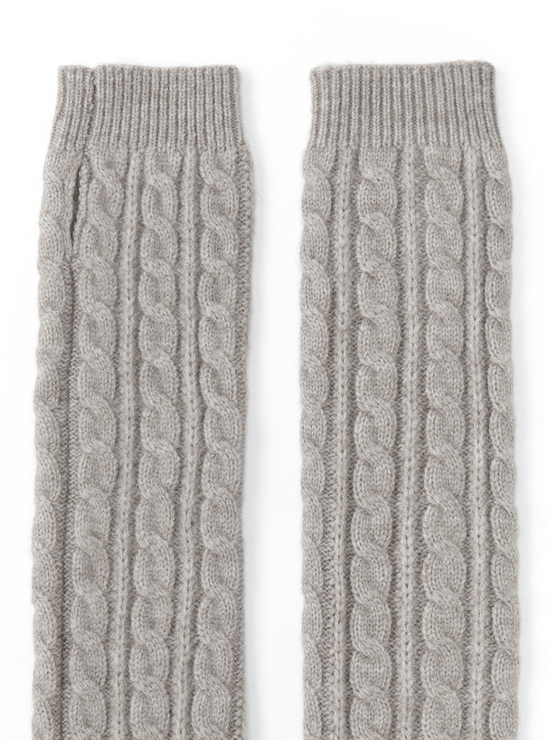 サムホール付きケーブル編みアームウォーマー