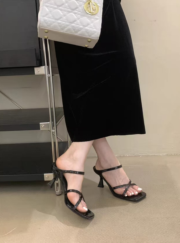 クロスストラップサンダル