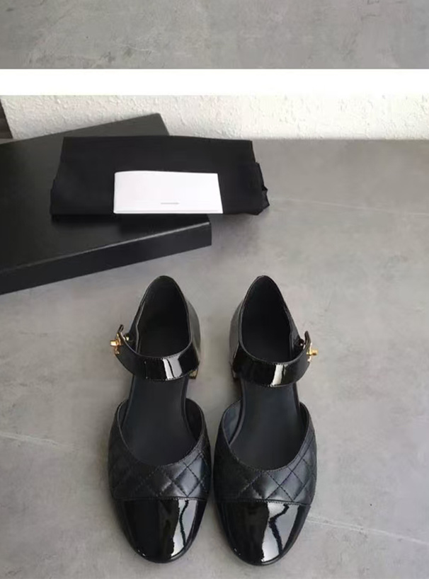 キルティングエナメルストラップパンプス