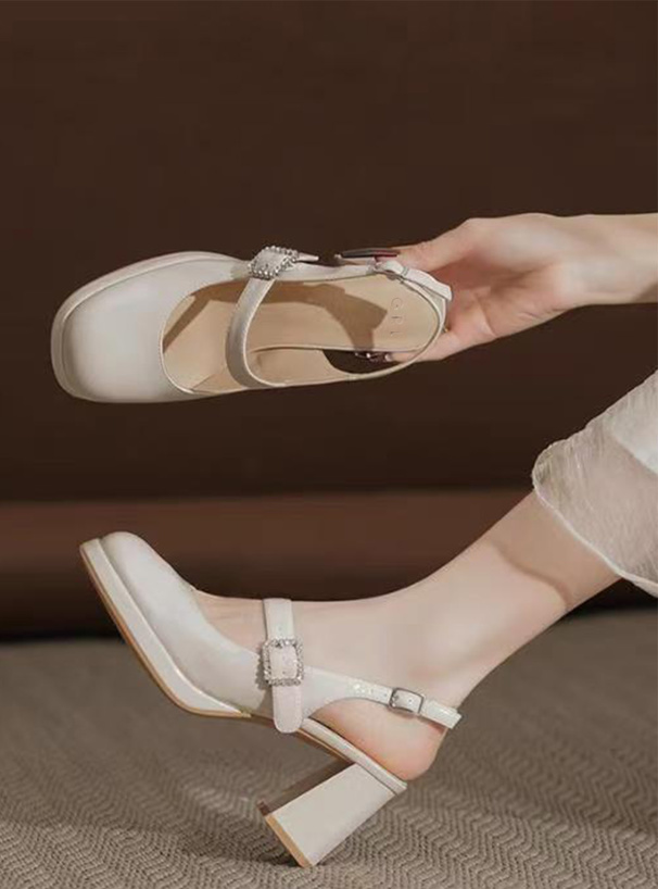 ビジューストラップエナメルパンプス