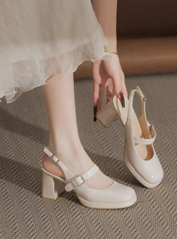 ビジューストラップエナメルパンプス