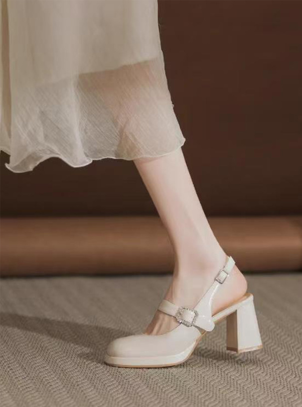 ビジューストラップエナメルパンプス