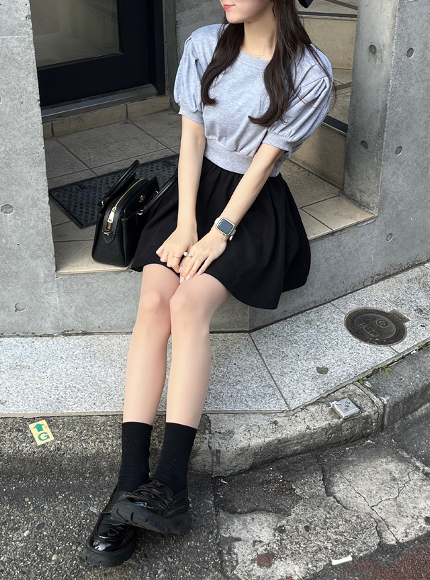 パフスリーブクロップド丈スウェットトップス