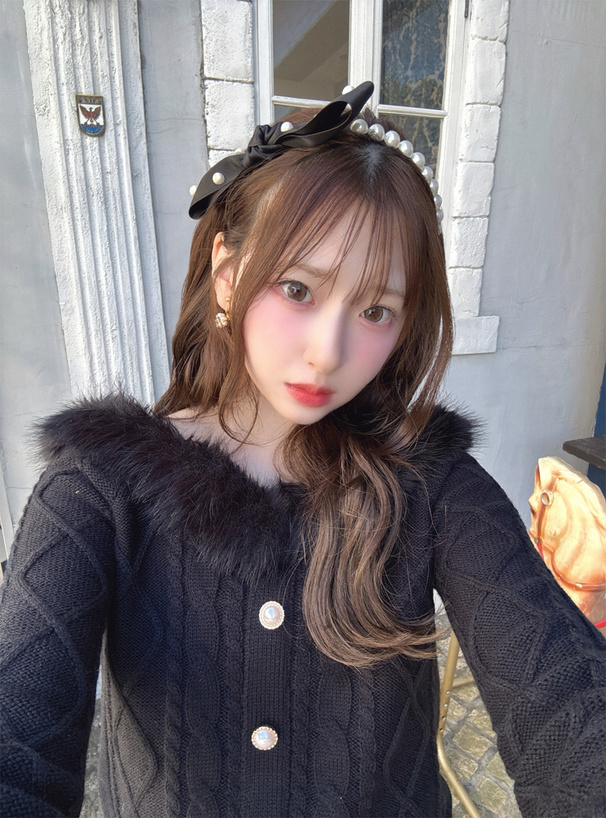 ファーオフショルダーケーブル編みニットトップス