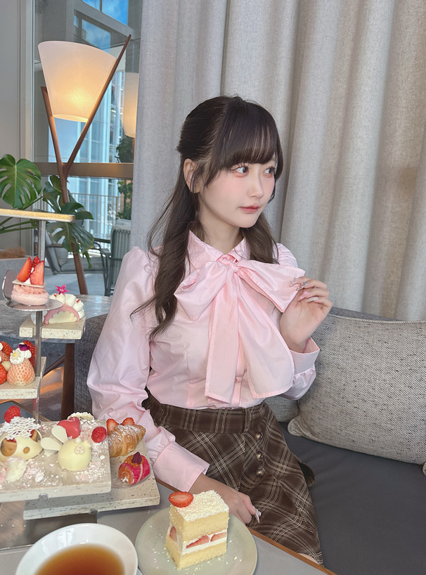 ボウタイ付きブラウス