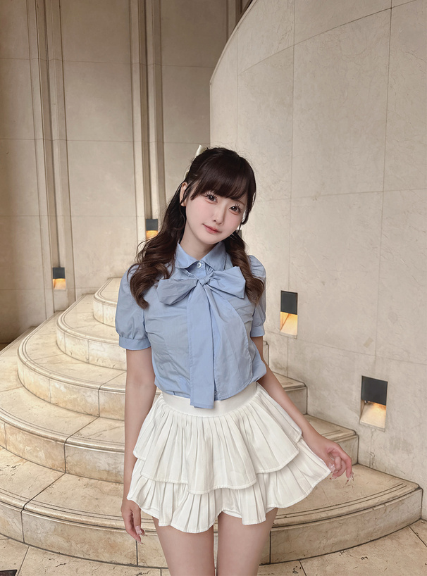 ボウタイ付きパフスリーブブラウス
