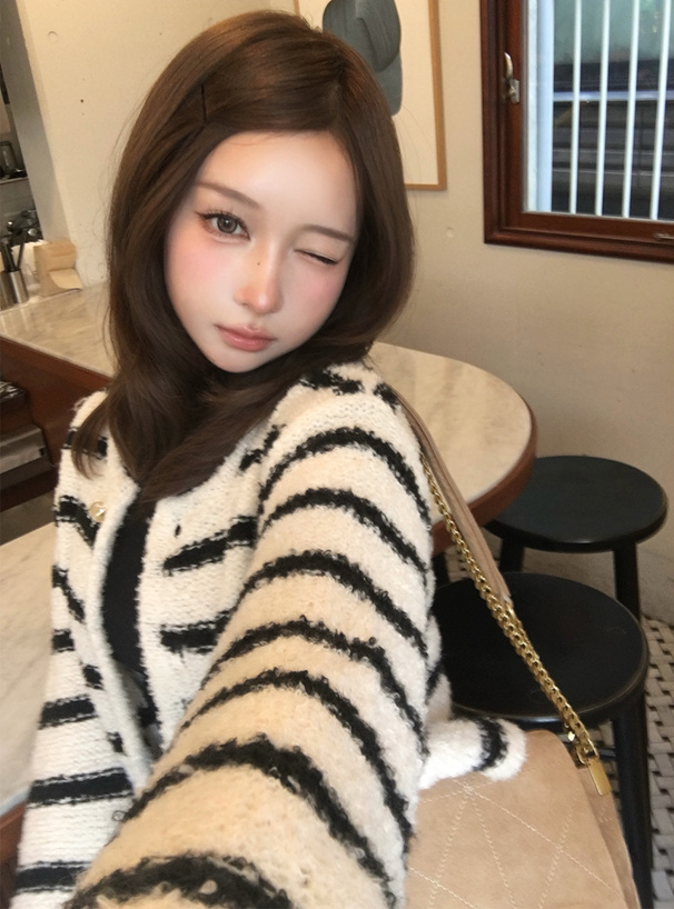 ボーダー柄ブークレニットカーディガン