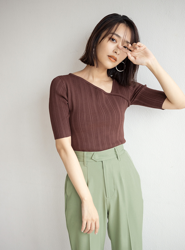 アシンメトリーショルダーカットトップス