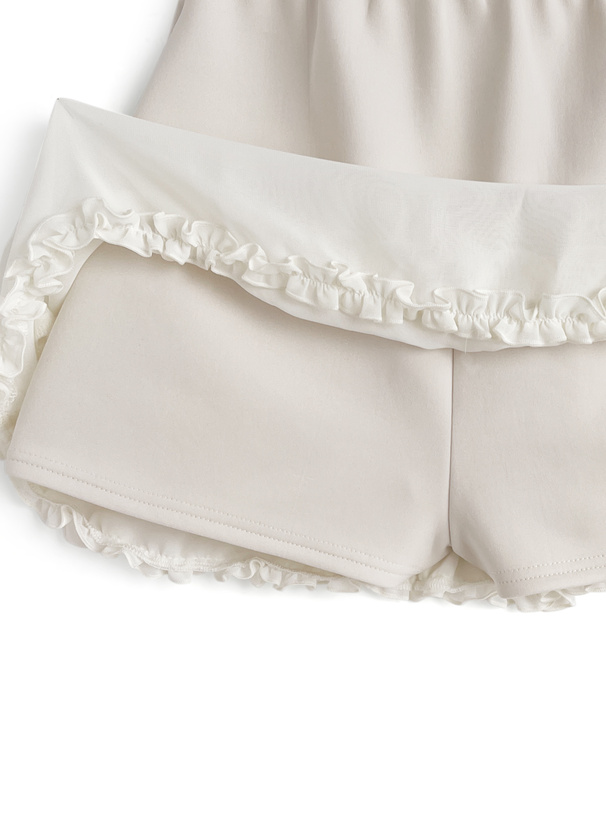 パフスリーブトップス×ミニスカートフリルセットアップ