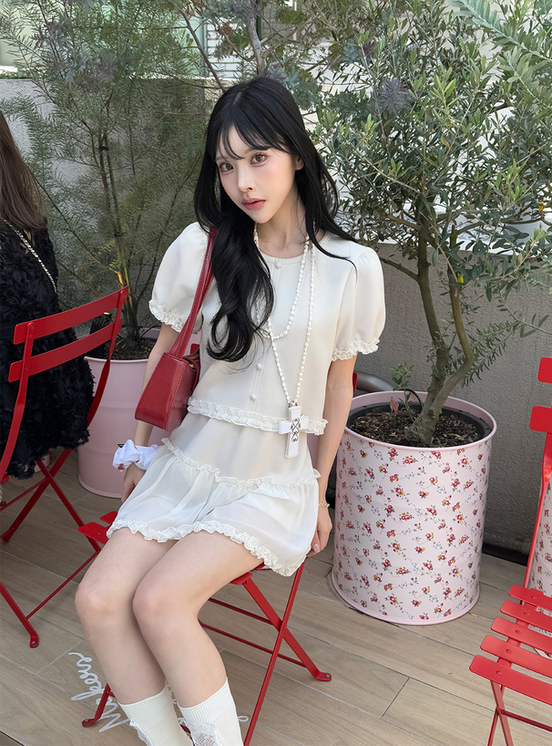 パフスリーブトップス×ミニスカートフリルセットアップ