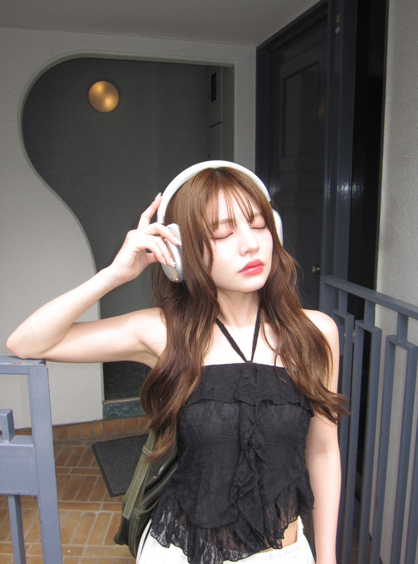 ILLIT アイリット BEB 2Wayホルターネックフリルレーストップス