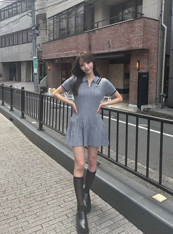 裾プリーツケーブル編みニットワンピース