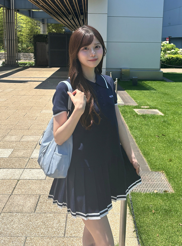 配色ラインロゴ刺繍プリーツニットミニワンピース