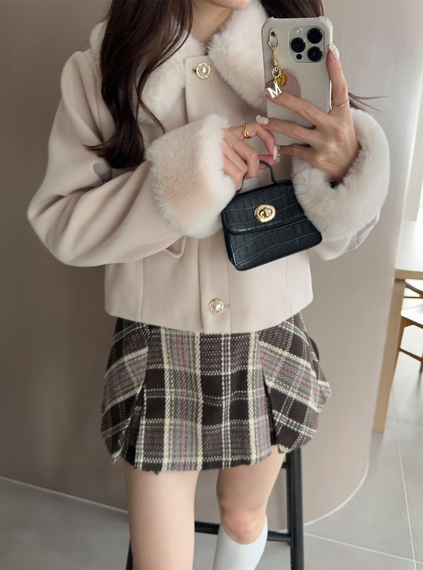 ビジューボタンファーショート丈コート