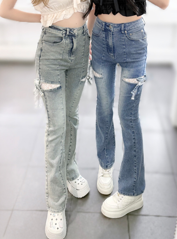 サイドカットアウトレースリボンフレアデニムパンツ