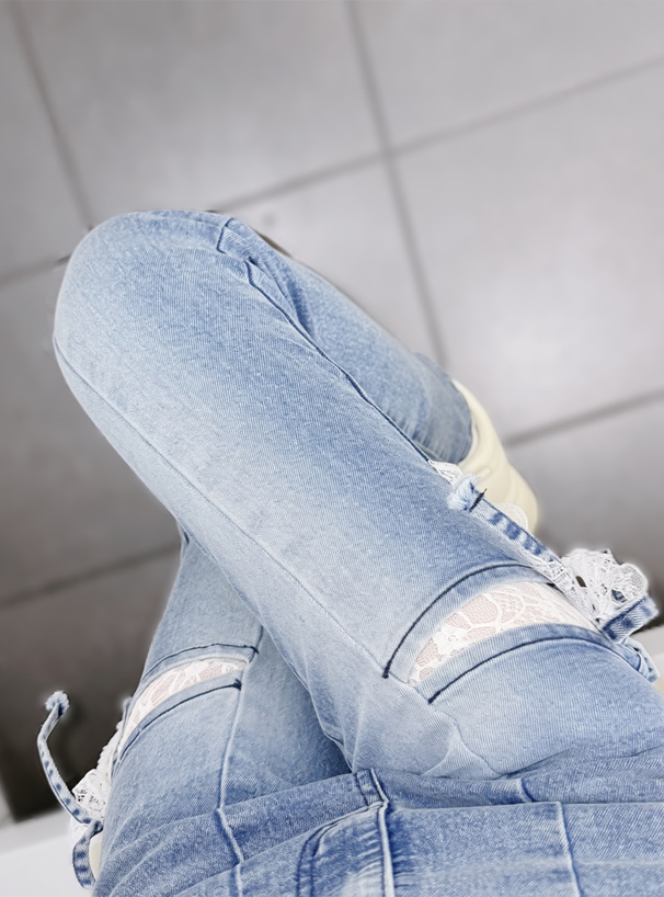 サイドカットアウトレースリボンフレアデニムパンツ