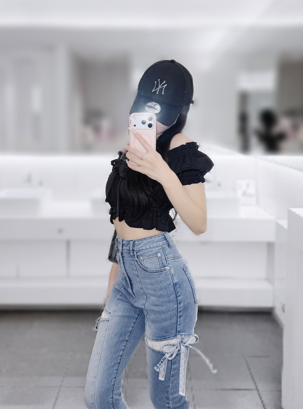 サイドカットアウトレースリボンフレアデニムパンツ