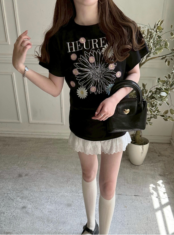 フラワー刺繍Tシャツ