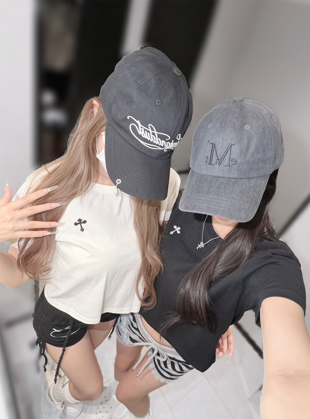 バッククロススタッズロゴTシャツ