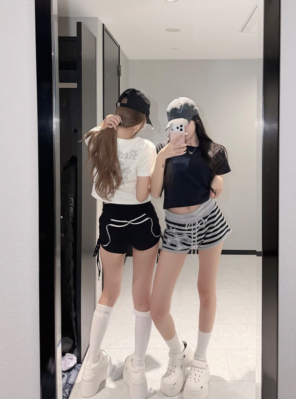 バッククロススタッズロゴTシャツ