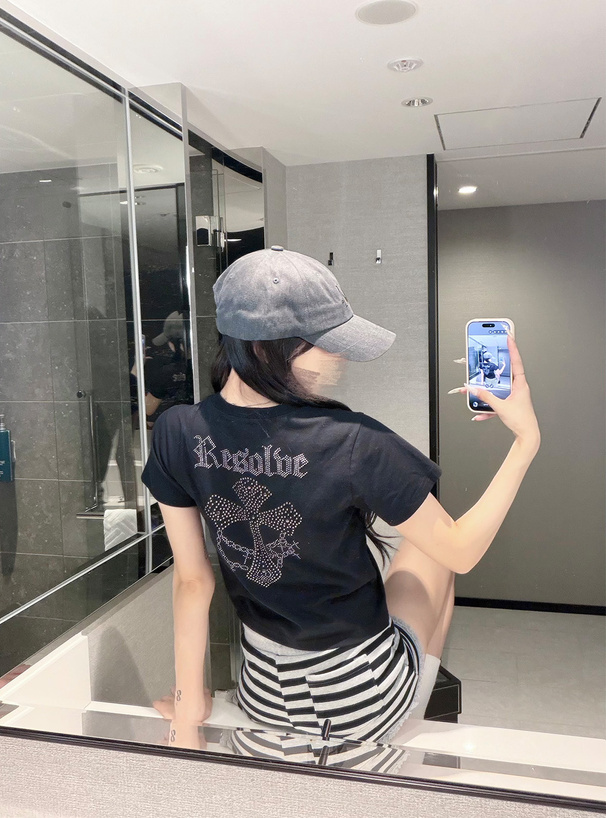 バッククロススタッズロゴTシャツ