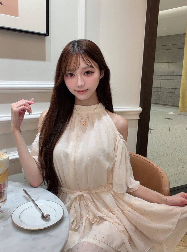 リボンベルト付きショルダーオープンラインストーンティアードフリルミニワンピース