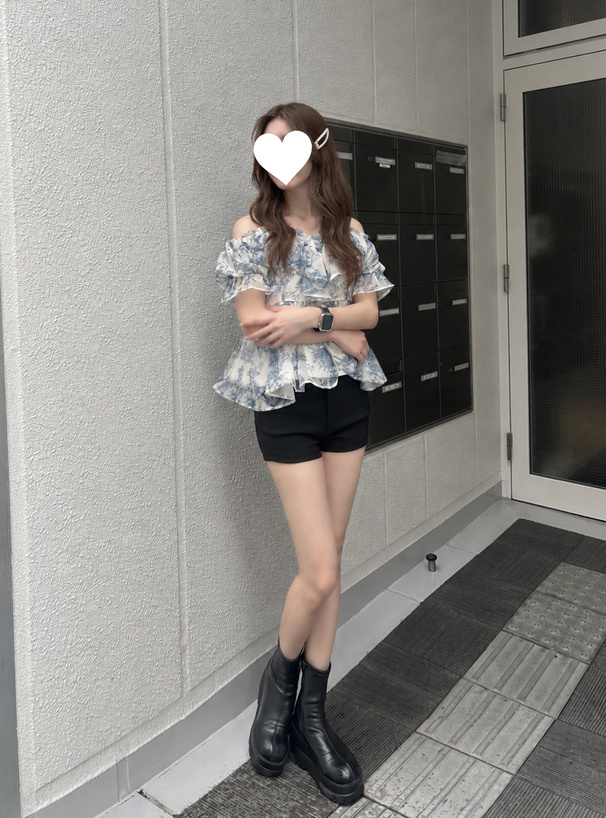 花柄オフショルダーフリルブラウス