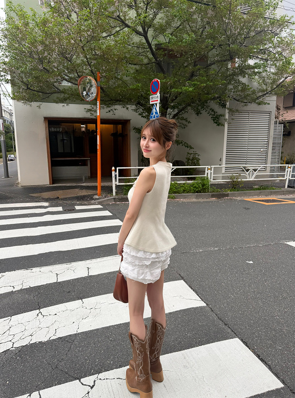 Vネックノースリーブペプラムニットトップス