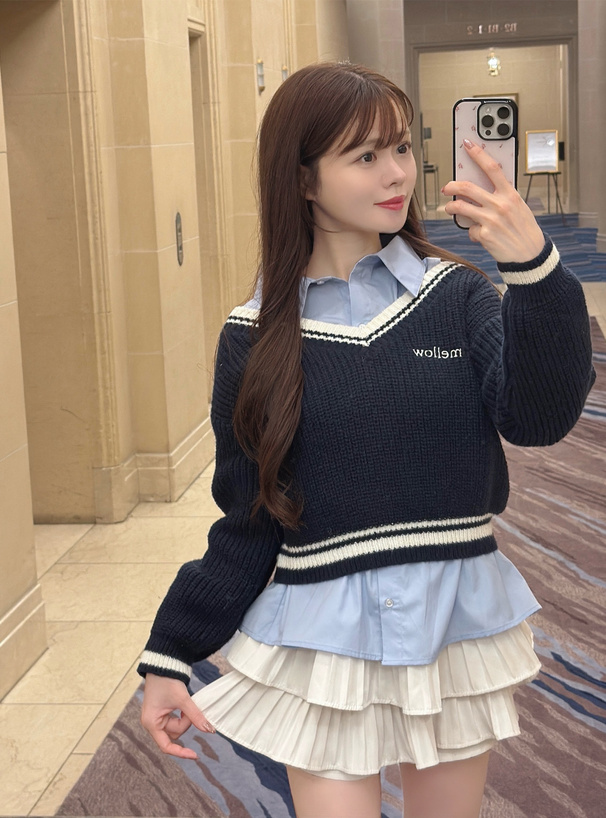 Vネックラインニットトップス×ベーシックシャツアンサンブル