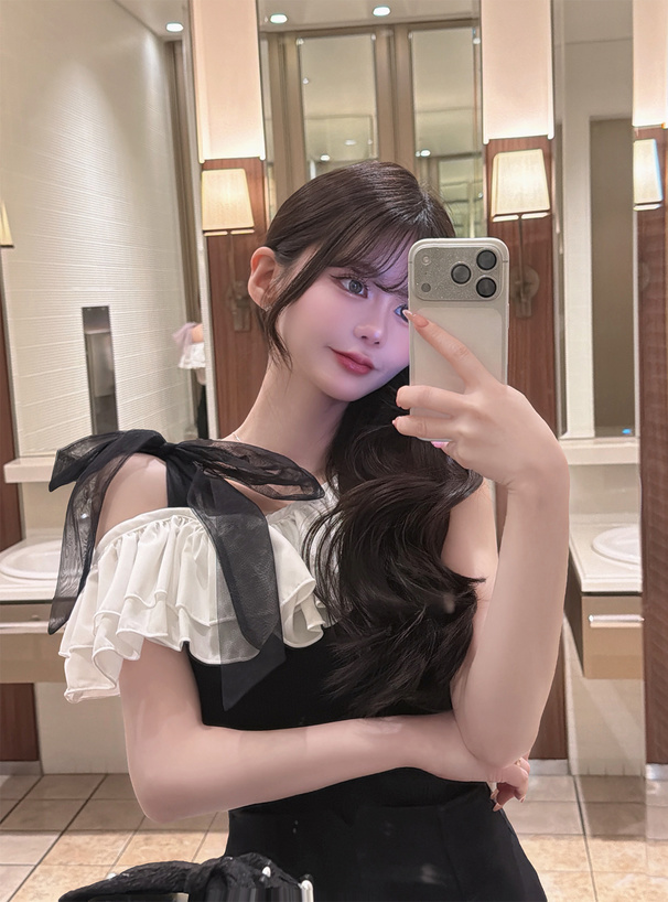 フリルドッキングワンショルダーリボンノースリーブニットトップス