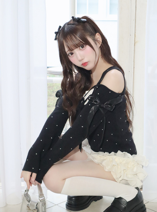ドット柄ショルダーオープンリボンニットトップス