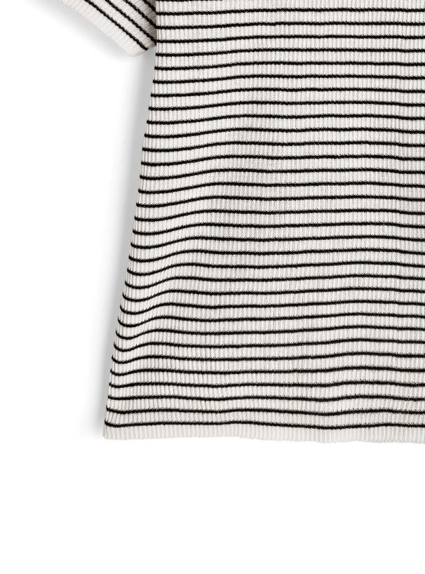 ボーダー柄ハイネックニットトップス