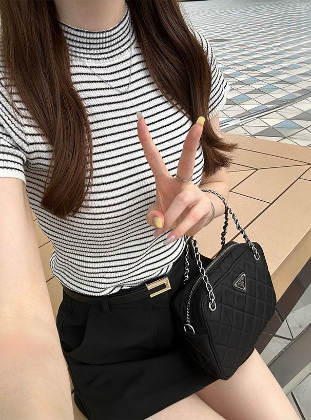 ボーダー柄ハイネックニットトップス