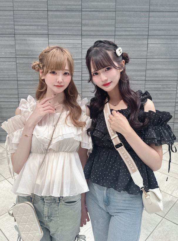 ドット柄ミルフィーユフリルオフショルダートップス